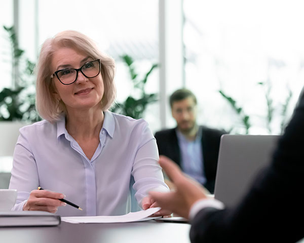 mujer tercera edad en oficina