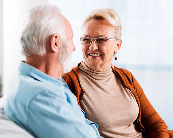 pareja tercera edad feliz