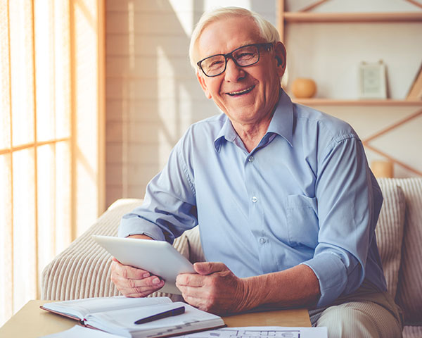 mujer tercera edad revisando información en su tablet