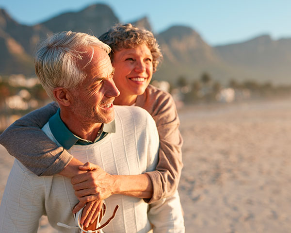 pareja tercera edad caminando en la playa