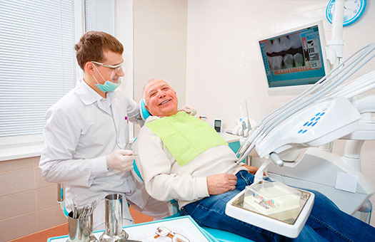 adulto mayor en el dentista