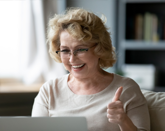 mujer tercera edad revisando información en su computador