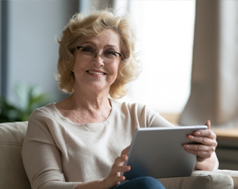 mujer tercera edad revisando información en su computador