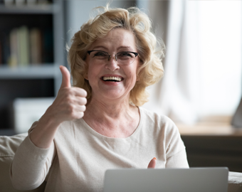 mujer tercera edad revisando información en su computador