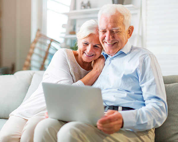 pareja adulto mayor revisando información en su computador