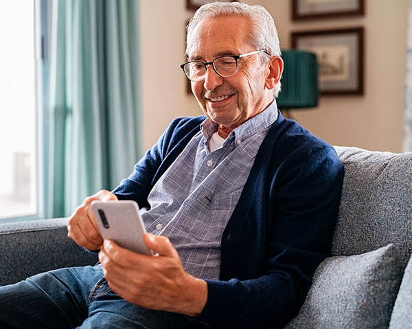 adulto mayor revisando su celular