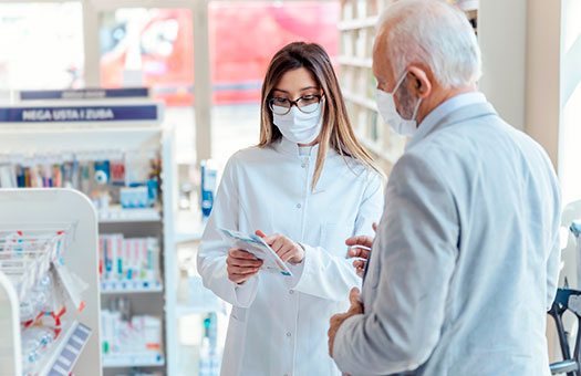 señor adulto mayor en la farmacia