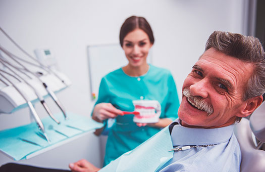 señor mayor en el dentista