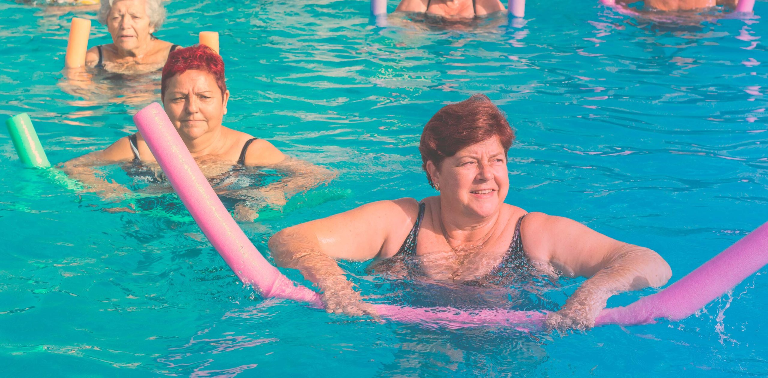 ¡Sumérgete! Beneficios de la natación en adultos mayores