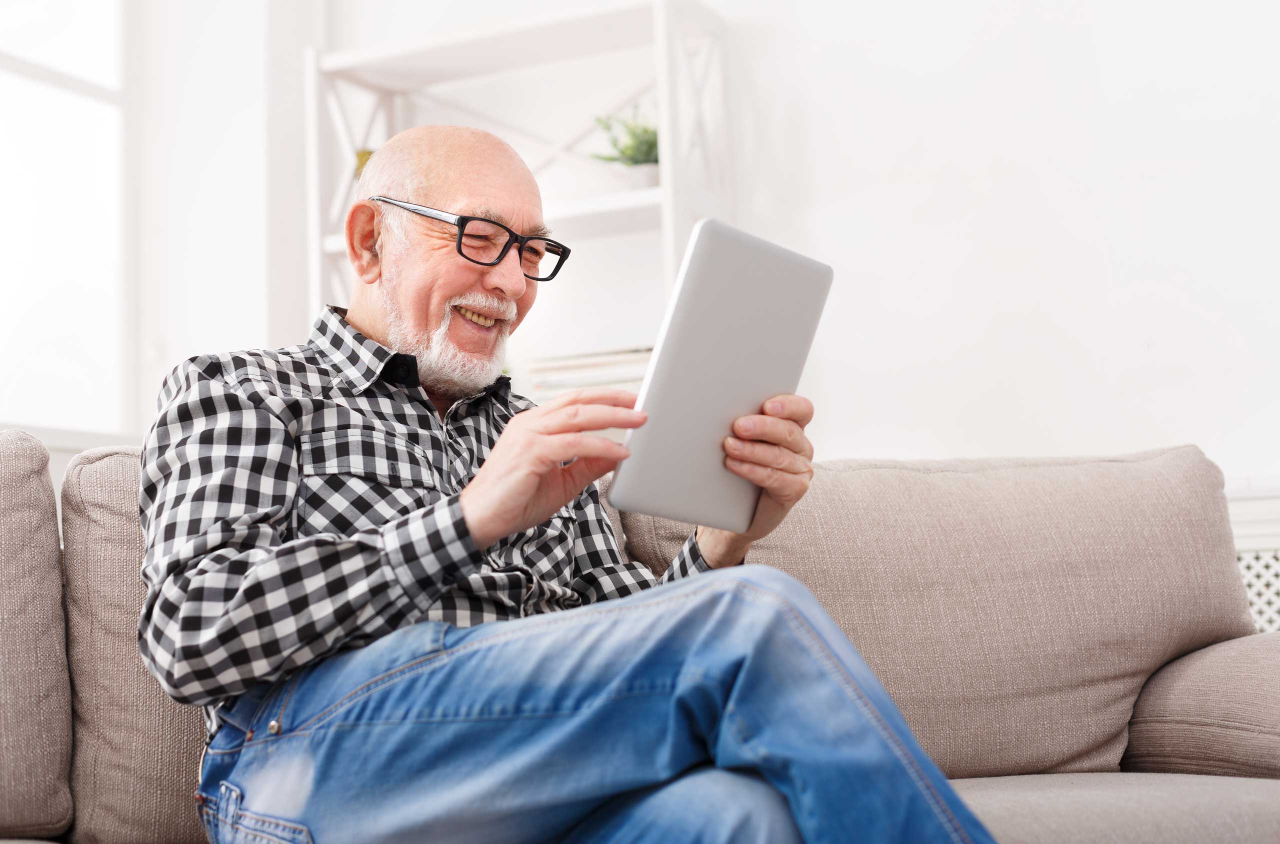 Tercera Edad más conectada; descubre las aplicaciones que necesitas