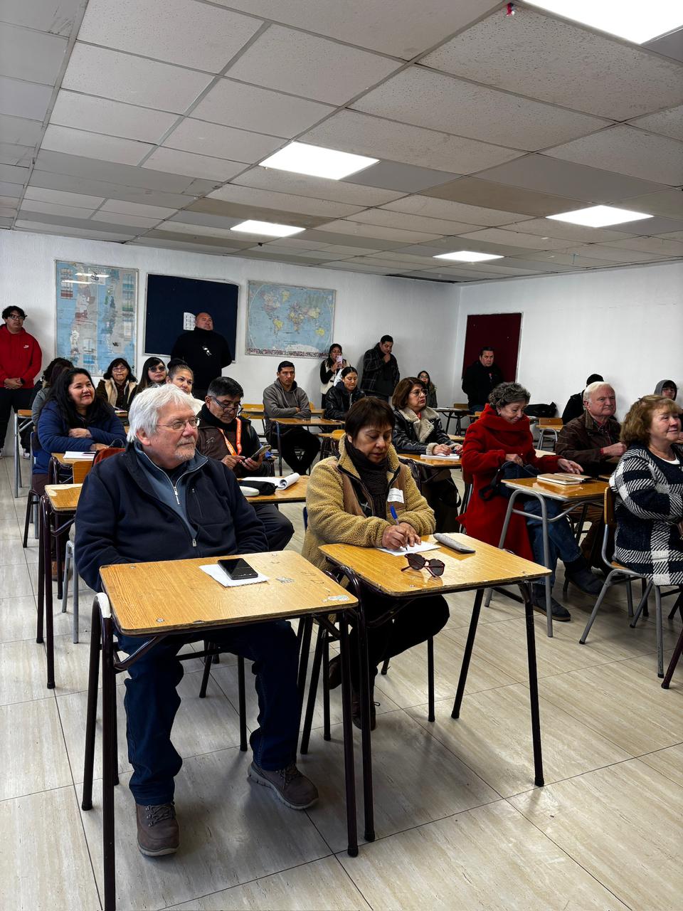 Persona mayor aprendiendo a usar el celular en taller de Colina