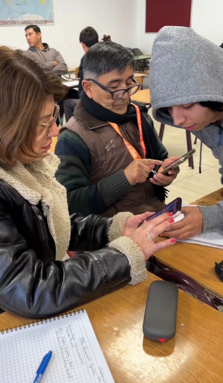 Estudiante del CFT Estatal enseñando herramientas digitales a persona mayor