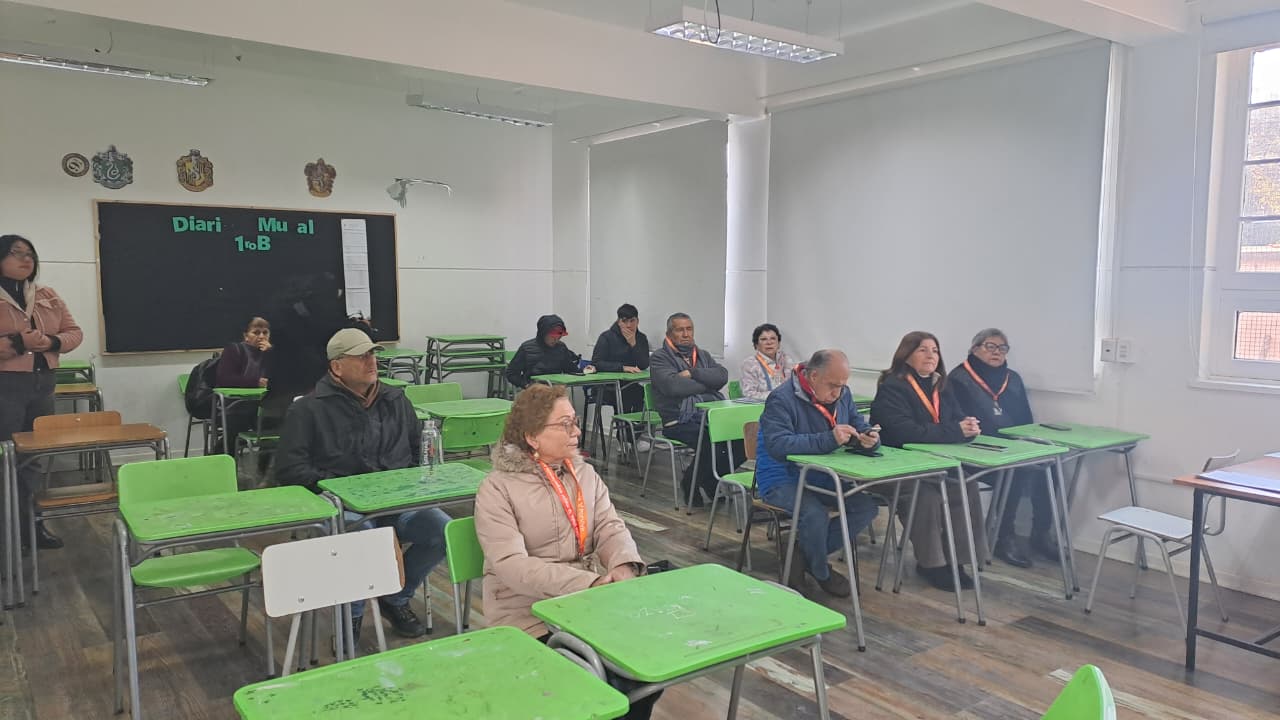 Estudiantes y personas mayores compartiendo aprendizaje digital
