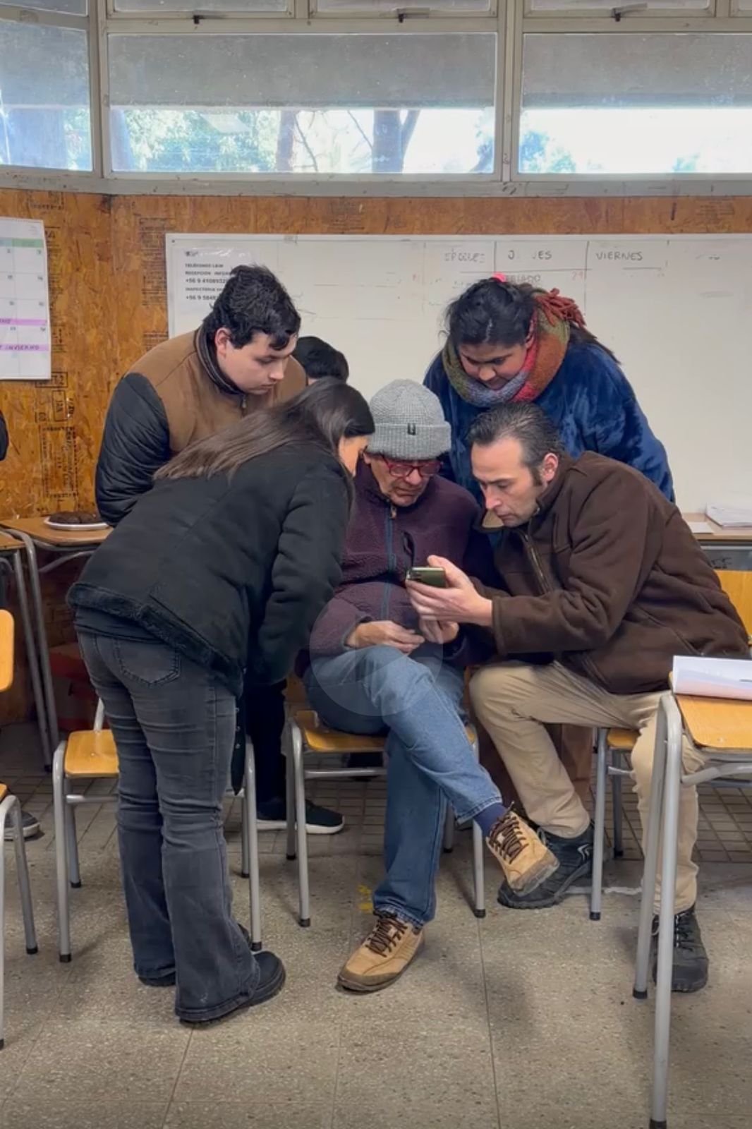 Personas mayores sonriendo durante taller de tecnología Penta Vida